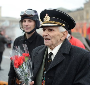 Geçit töreni 7 Kasım 1941'de Kızıl Meydan Ivan Bobarykin üzerinde katılımcıların .
