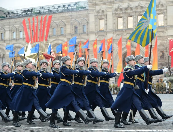 Vojáci stráží cti na přehlídce na 7 listopadu na Rudém náměstí v Moskvě. — Stock fotografie