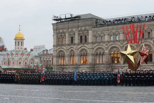 Kadetów Korpusu Kadetów Moskwa na paradę dedykowane do 7 listopada 1941 na placu czerwonym w Moskwie. — Zdjęcie stockowe