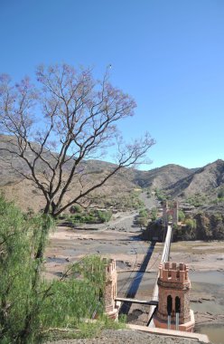 Köprünün diğer tarafında Altiplano dağ Nehri