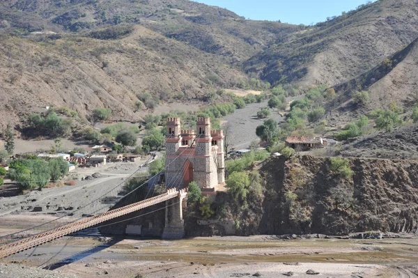 Köprünün diğer tarafında Altiplano dağ Nehri