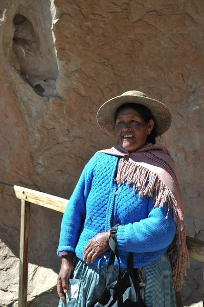 Niet-geïdentificeerde Boliviaanse vrouw met valleien Altiplano. — Stockfoto