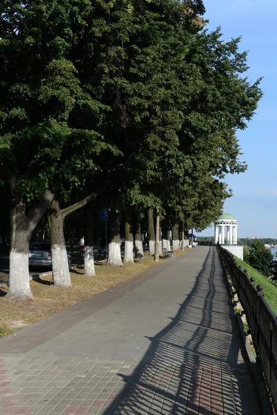 Yaroslavl jest jednym z najstarszych miast rosyjskich, założony w Xi wieku. Widok z altaną i nasyp. — Zdjęcie stockowe