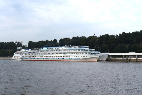 Yaroslavl est l'une des plus anciennes villes russes, fondée au XIe siècle.Port fluvial sur la Volga . — Photo