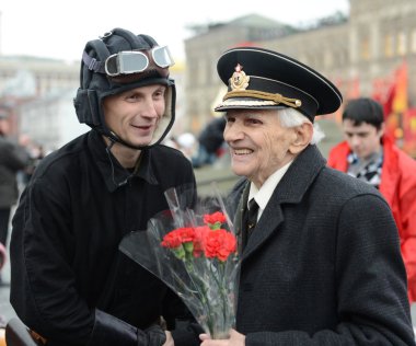 Geçit töreni 7 Kasım 1941'de Kızıl Meydan Ivan Bobarykin üzerinde katılımcıların