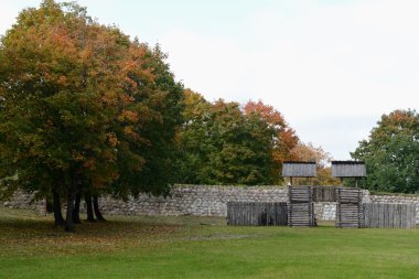 Trakay bir ortaçağ kalesi, yerleşim.