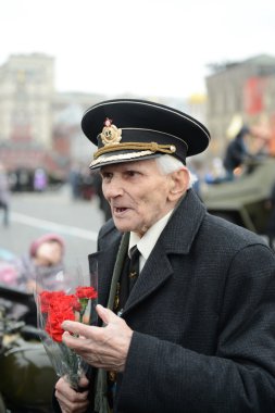 Geçit töreni 7 Kasım 1941'de Kızıl Meydan Ivan Bobarykin üzerinde katılımcıların