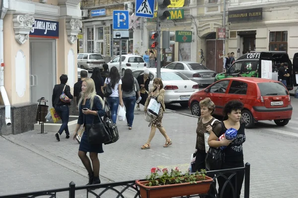 Rostov-on-Don. Pessoas nas ruas da cidade — Fotografia de Stock