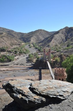 Köprünün diğer tarafında Altiplano dağ Nehri.