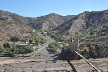 Köprünün diğer tarafında Altiplano dağ Nehri.