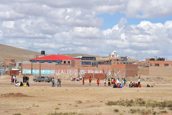 Residentes de un pueblo de montaña boliviano juegan al fútbol —  Fotos de Stock