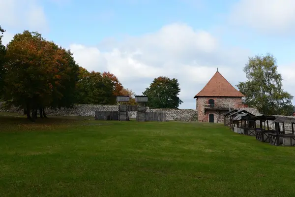 El asentamiento en un castillo medieval de Trakay — Foto de Stock