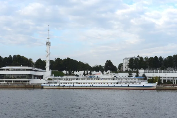 Yaroslavl é uma das mais antigas cidades russas, fundada no século XI. Porto fluvial no rio Volga . — Fotografia de Stock