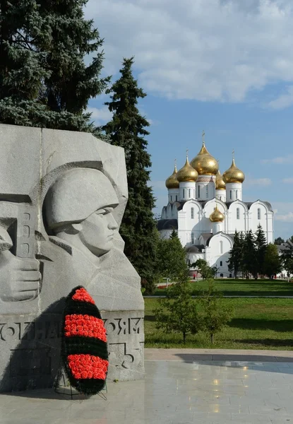 ヤロスラブリは、11 世紀に設立された最も古いロシアの都市の一つです。記念"永遠の炎からの生神女就寝大聖堂の景色". — ストック写真