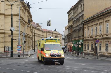 Ambulans araba Prag sokaklarında