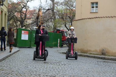 Segways turistlere Prag sokaklarında