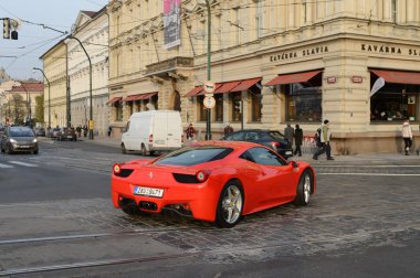 Prag sokaklarında kırmızı araba