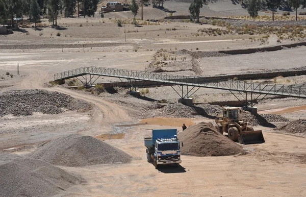 Mining of stone at the bottom of a dried-up mountain river in the Altiplano — Stock Photo, Image