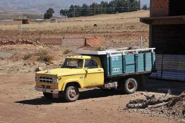Auto in de Boliviaanse bergdorp in de Altiplano. — Stockfoto