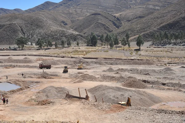 Těžba kamene na dně vyschlého horské řeky v Altiplano — Stock fotografie