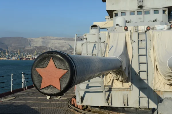 El crucero "Mikhail Kutuzov" en el muelle de Novorossiysk — Foto de Stock