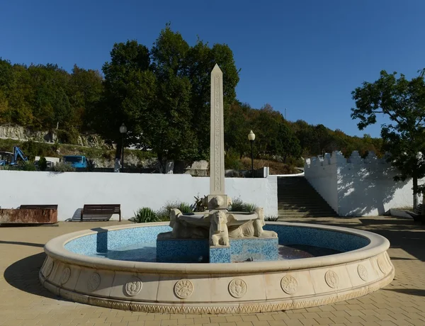 La fontaine sur le front de mer à Novorossiysk — Photo
