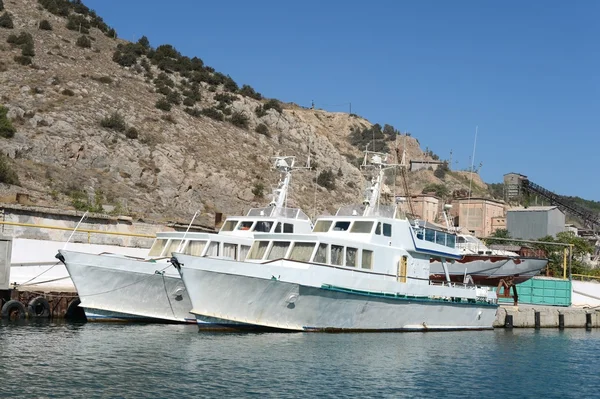 Jachten en schip op de pier in Balaklava Bay — Stockfoto