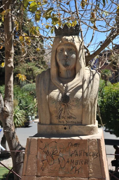 Skulptur malet af vandaler - Stock-foto