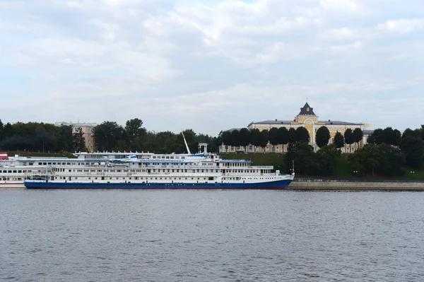 Jaroslawl ist eine der ältesten russischen Städte, die im 20. Jahrhundert gegründet wurde. Flusshafen an der Wolga. — Stockfoto