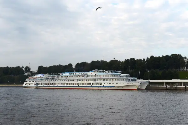 Yaroslavl är en av de äldsta ryska städer, grundades det Xi århundradet. Flodhamnen vid floden Volga. — Stockfoto