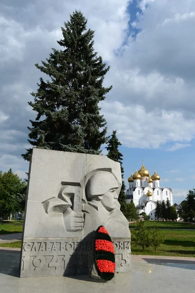 Jaroslavl è una delle più antiche città russe, fondata nel XI secolo.Veduta della Cattedrale della Dormizione dal memoriale "Fiamma eterna ". — Foto Stock