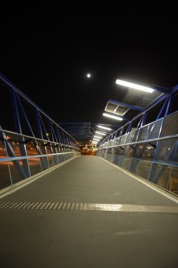 Orihuela Costa karayolu üzerinde gece yaya köprüsü.