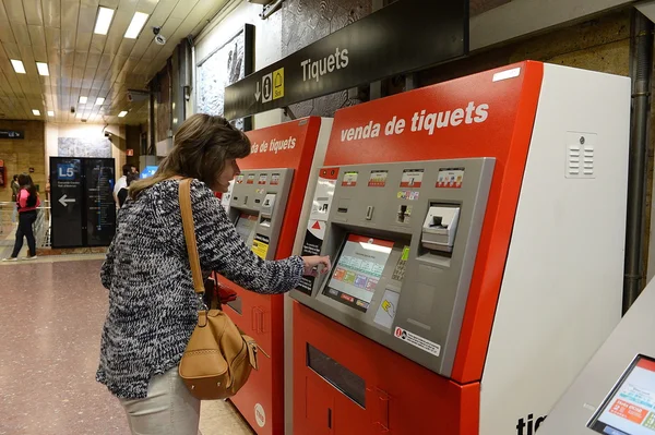 Покупка билета на метро Барселоны . — стоковое фото