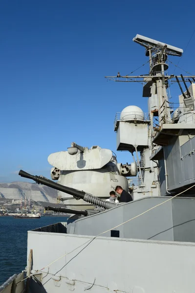 Cruiser "Mikhail Kutuzov" vid kaj i Novorossiysk. — Stockfoto