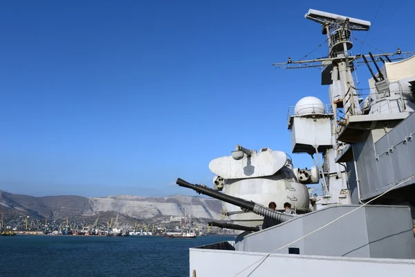 Cruiser "Mikhail Kutuzov" vid kaj i Novorossiysk. — Stockfoto