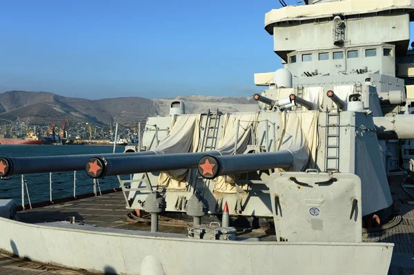 Cruiser "Mikhail Kutuzov" vid kaj i Novorossiysk. — Stockfoto