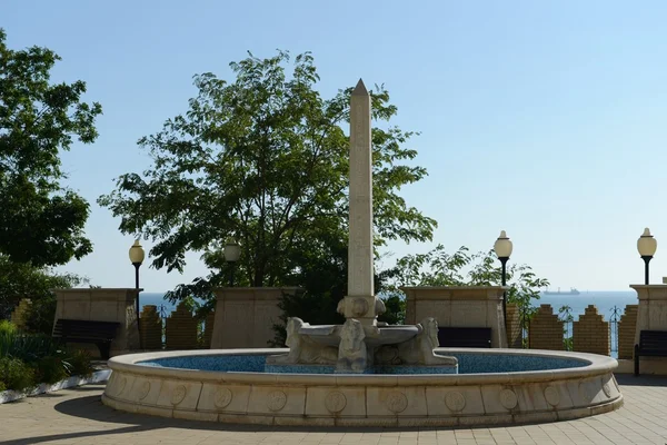 La fontaine sur le front de mer à Novorossiysk . — Photo