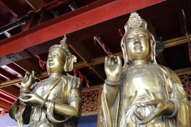 Buda heykelleri ve küçük stupas Gangaramaya Tapınak,