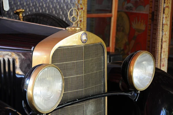 Vintage bil "Mercedes" i et buddhistisk kloster i Colombo - Stock-foto