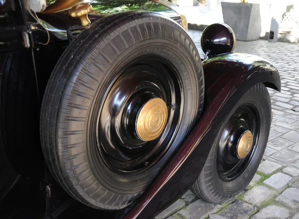 Vintage car "Mercedes" in a Buddhist monastery in Colombo — Stock Photo, Image