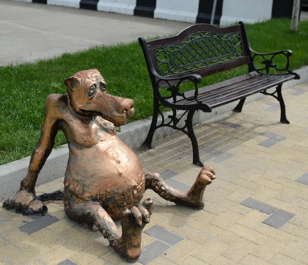 La città di Krymsk. La scultura del lupo — Foto Stock