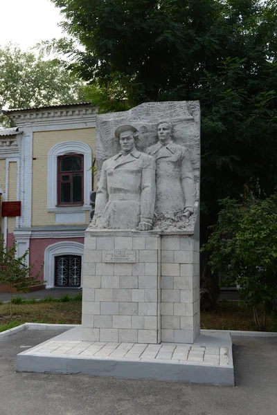 Пам'ятник м. ф. Podtelkova і Krivoshlykova перед музей в на місто з Каменськ-Shakhtinsky з Ростовською областю — стокове фото