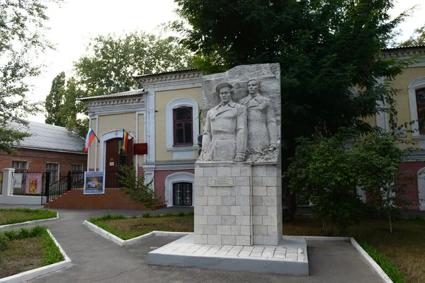 Пам'ятник м. ф. Podtelkova і Krivoshlykova перед музей в на місто з Каменськ-Shakhtinsky з Ростовською областю — стокове фото