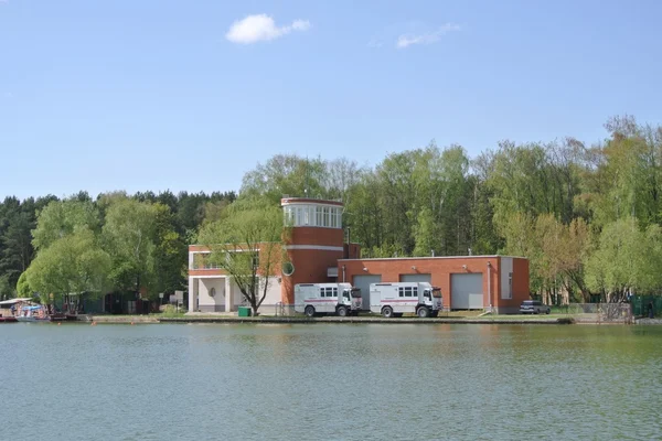 Flygräddningstjänst station är att Meshchersky damm. Moskva — Stockfoto