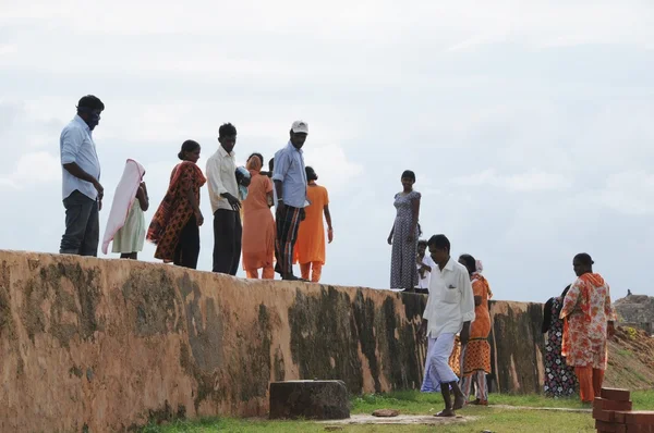 Locals walking in the fortress city of Galle. — Stock Photo, Image