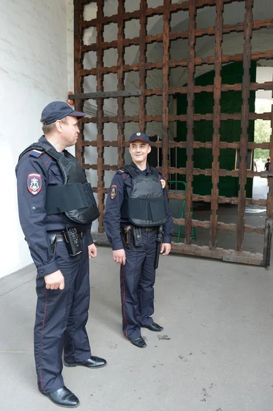 Politie betreffende de bescherming van het Novodevitsji-klooster. — Stockfoto