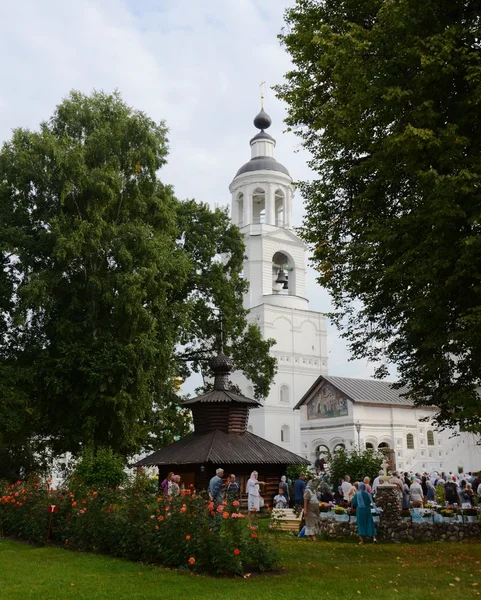 Vvedensky Tolga の修道院。1314 年にヴォルガ左 Bank.Founded のヤロスラブリの正統派女子修道院. — ストック写真