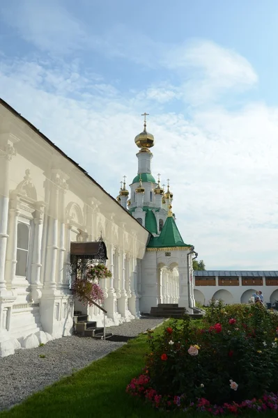 Convento de Vvedensky Tolga. Mosteiro das mulheres ortodoxas em Yaroslavl no Volga deixou o Banco.Fundado em 1314 . — Fotografia de Stock