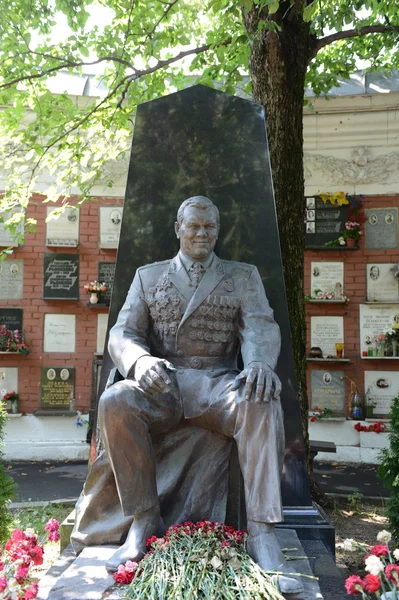 Moskva. Novodevitjekyrkogården. Graven av General A. I. Lebed — Stockfoto