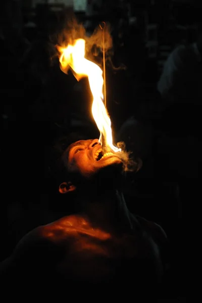 Fire eater from Kandy town. In Ceylon believe, subordinating the element of fire, the man and tames the forces of evil. — Stock Photo, Image